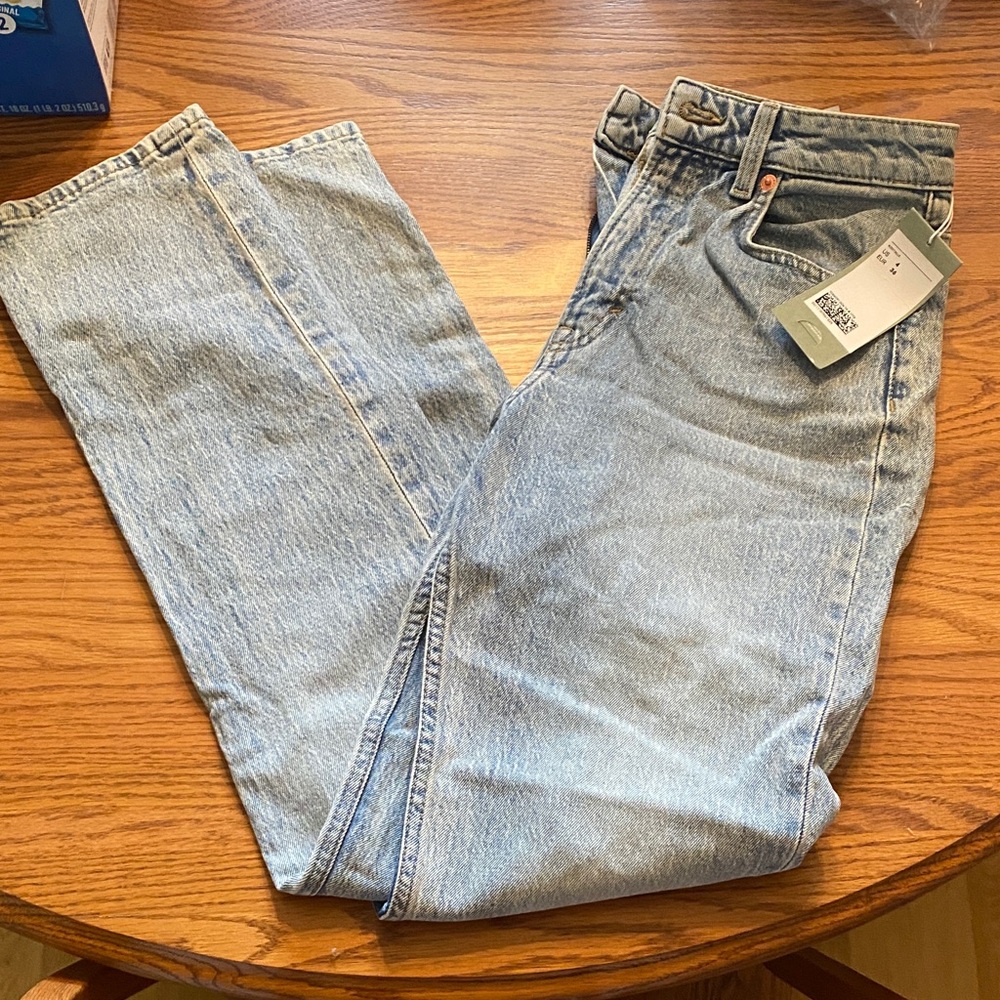 H&M Womens Straight-Leg Jeans in Light Blue Wash